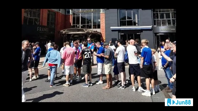 NHM mắc kẹt ngoài sân Stamford Bridge