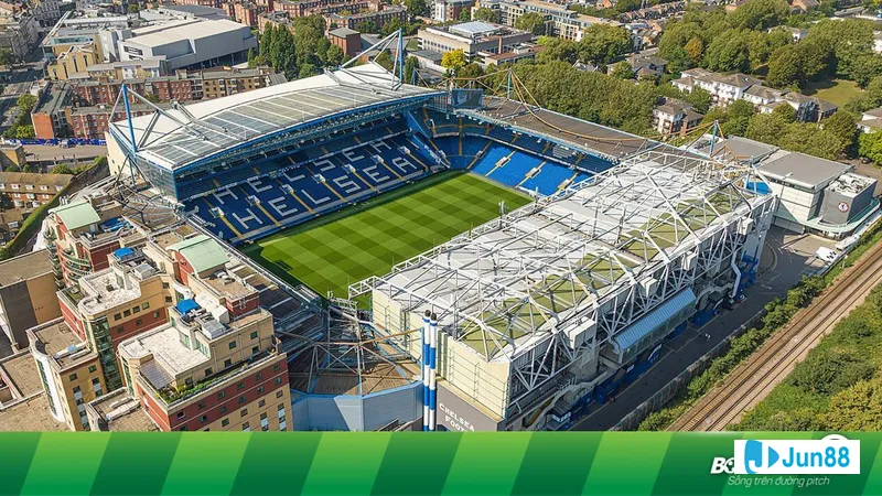 NHM mắc kẹt bên ngoài sân Stamford Bridge
